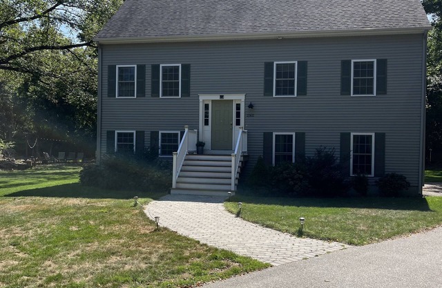 7 BR's, 3 baths, 2 acres. FIREPIT, A/C, Near Narragansett, Newport, URI