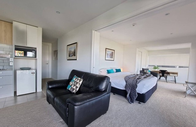 7 Commodore Parry Road