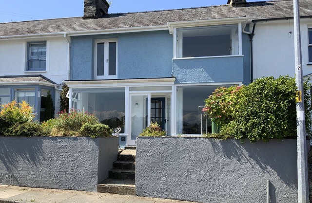 7 IVY TERRACE, family friendly, with a garden in Borth-Y-Gest