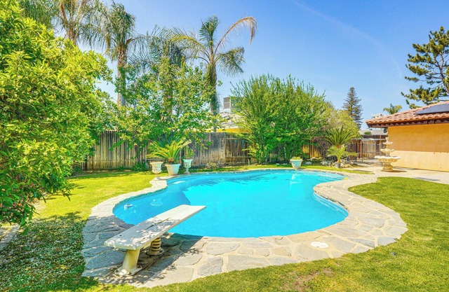 7 Mi to Dtwn: Poolside Paradise in Bakersfield!