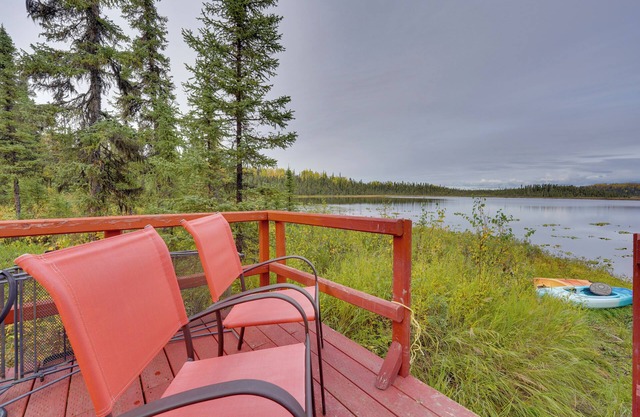 7 Mi to Kenai River: Soldotna Cabin w/Lake Access
