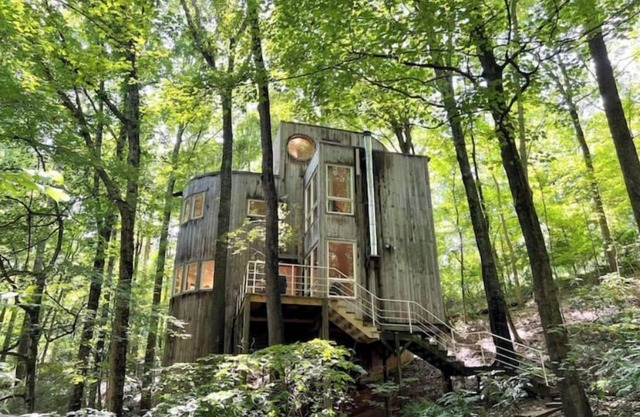 7 Miles to Downtown! Private Treehouse + Woods