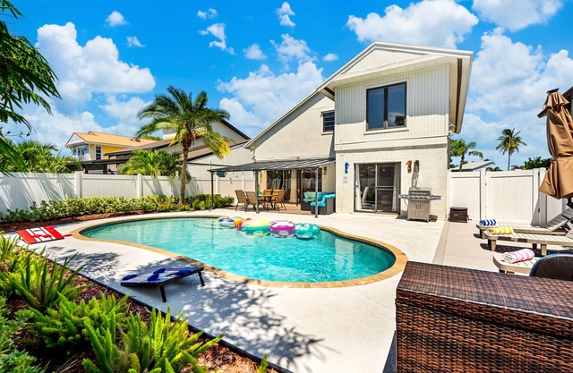 7 min to Beach Family Retreat, Heated Pool, Walk to Shops, Dog Friendly