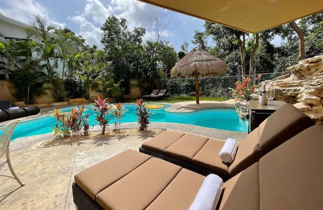 7 Rooms 3 Bath Villa W Private Pool, AC, Pet Friendly, Playacar