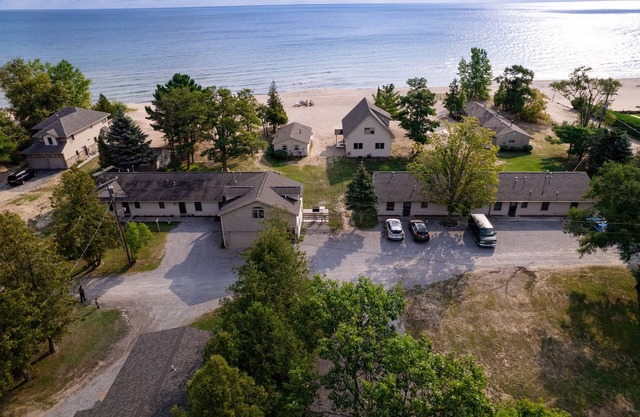 #7 Thomas' Parkside Cottages, 2BR Beachfront on Lake Huron, downtown location