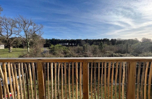 700 meters from Lac de Leon, on the edge of the forest.