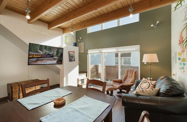 725 E College Unit 8