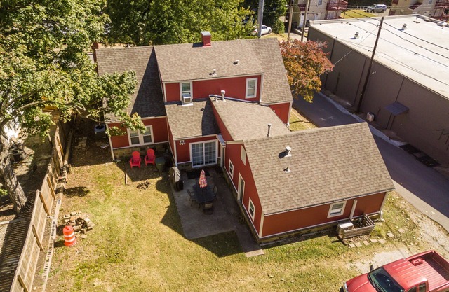 75 Yards from Dickson, walk to Razorback stadium!