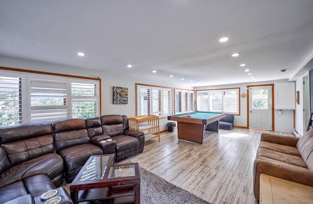 7bedroom cottage for rent in fenelon falls,hotub