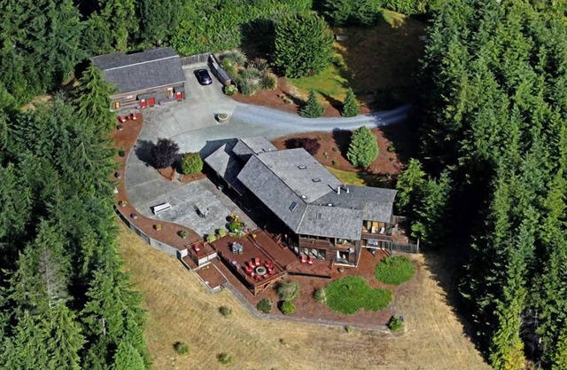 7k sq Ft. on 15 acres. Putting greens & sand trap for golfers & families .