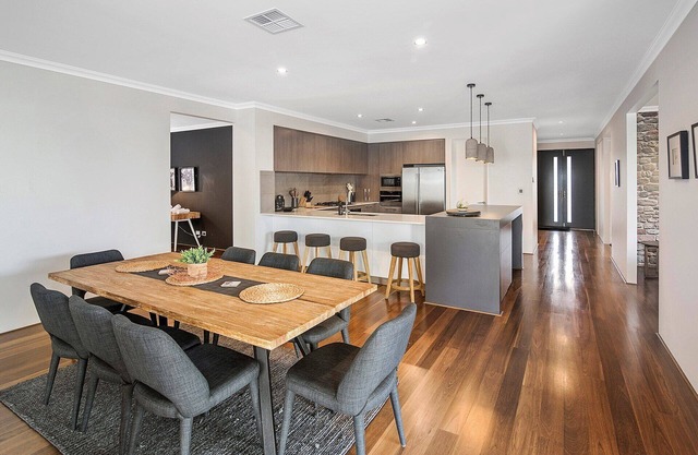 7th Heaven- Large secure backyard, WIFI, Ducted A/C