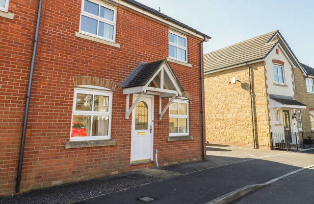 8 ADAMS MEADOW, pet friendly, with a garden in Ilminster