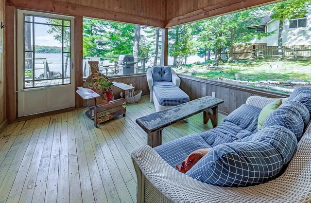 8 bedroom 4 bath Island getaway on Lake Rosseau!