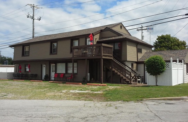 8 bedrooms/queen sleep sofa, 3 kitchens, 3.1 bathrooms-Seasonal Pool