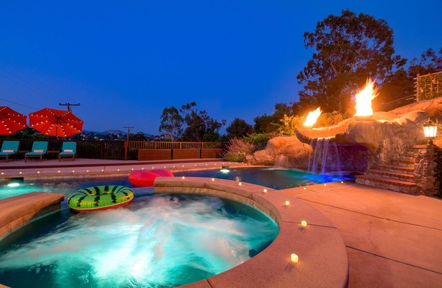 8 BR Rockstar Villa! Swim Up Bar + XL Pool/Jacuzzi/Slide, Waterfall +Views!
