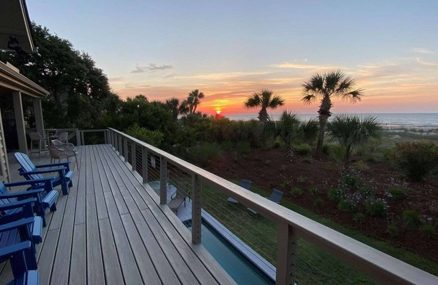 8 Dinghy - BOOK MEMORIAL WEEKEND - 4 Night Special in an Oceanfront Home!