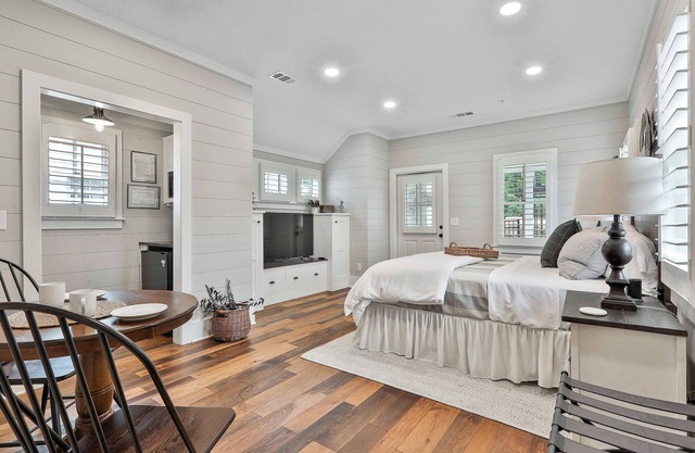 8 Individual Private Cottages