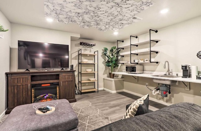 8 Mi to Barr Lake Cozy Commerce City Home!