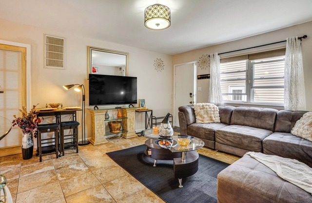 8 Mi to Long Beach: Cozy Apt w/Fenced Yard!