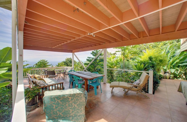 8 Mi to Magic Sands Beach: Tranquil Home w/Lanai!
