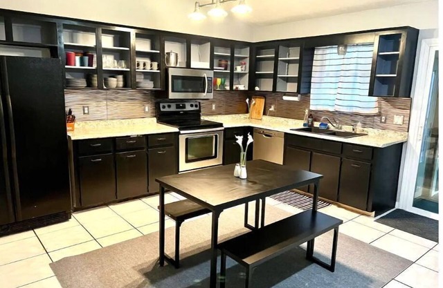 8 min from WEC! Adorable 2BR home with pool