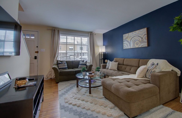 ❃8 Min walk to Metro/Fenced Yard ❃ King Bed❃ Old Town Central Retreat ❃