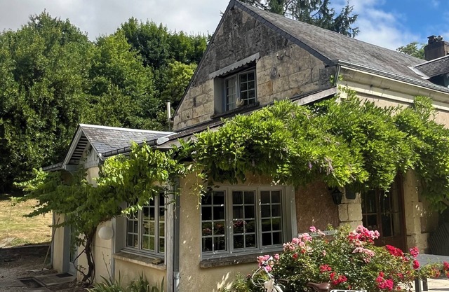 8-person gîte on the banks of the Loir with swimming pool and tennis court