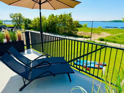 8 Personen Ferienhaus ,Seegelblick" am Goitzschesee, erste Reihe am Strand mit Sauna, Whirlpool, Kamin, Wallbox & SUP