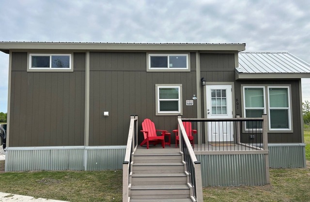 801 Cozy Loft cabin in delightful Honey Grove with AC, WiFi