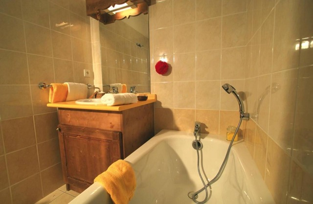 80m from ski slopes, fitness, swimming pool, terrace, balcony, tv, ski locker, 43-52m²