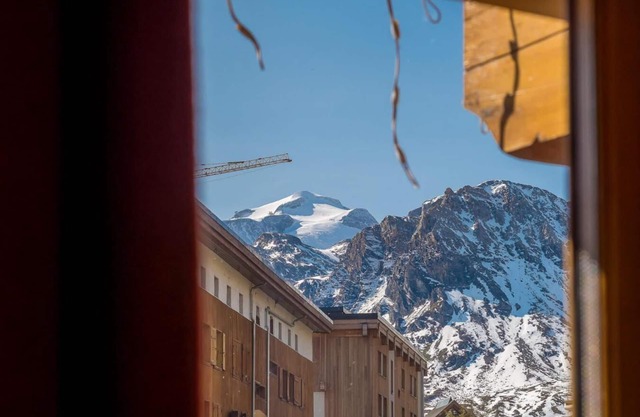 80m from ski slopes, Ground floor, fitness, terrace, fireplace or stove, tv, ski locker, 180m²