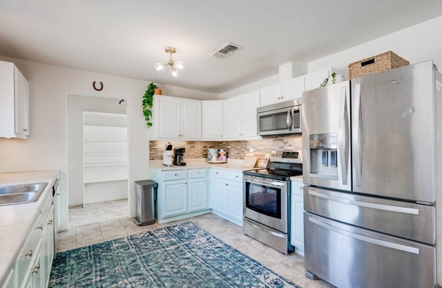 8b 4b Nearby Pool Blanco Wine Trail Town sq