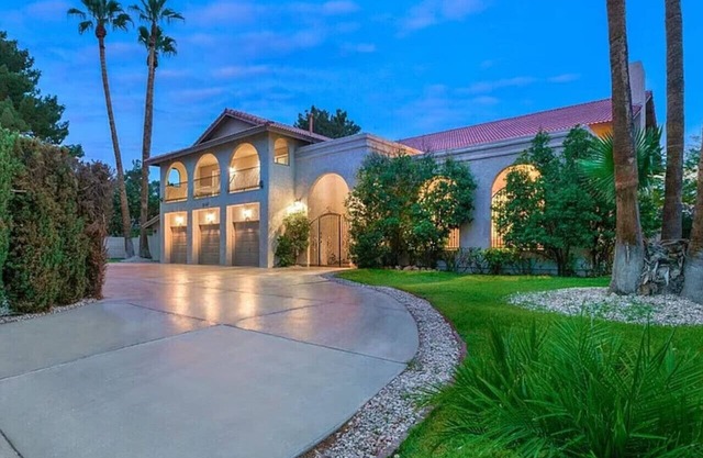 9 bedroom estate close to the strip