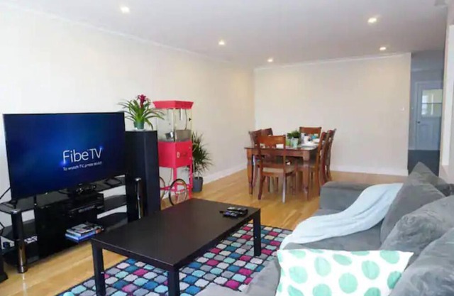 9 bedrooms, 4 bathrooms, 2 kitchens, free parking