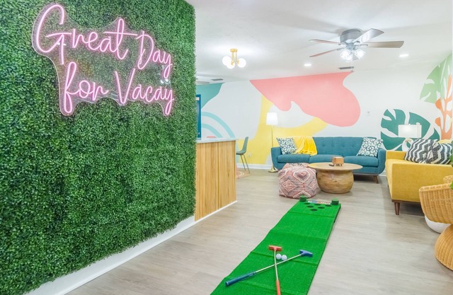 9 beds! Walk 2 Beach | Game Room | Cowboy Pool | Mini Golf! PETS OK!