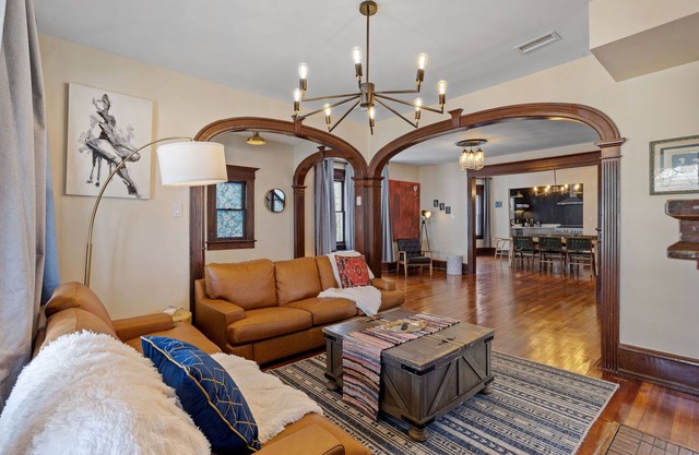 9 BR/4BA AC Victorian Manor - 1 Block to Beach