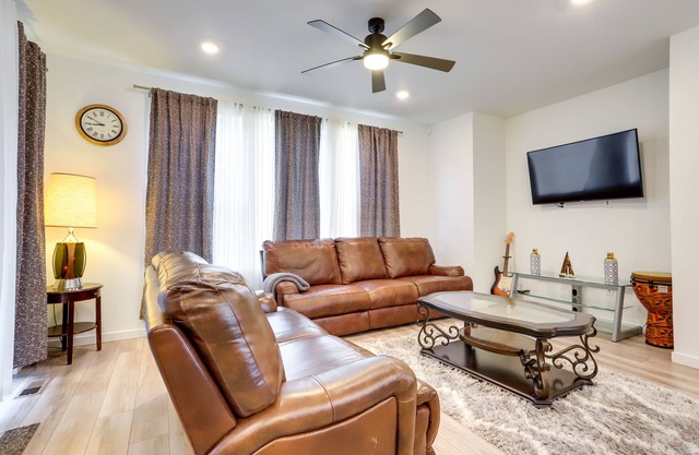 9 Mi to Airport: Commerce City Townhome w/Deck