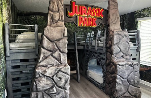 9BR Incredible Villa near Disney | Jurassic & Pool