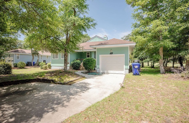9th Tee: Patio Home Overlooking the 9th Tee with Screened Porch Close to Beach