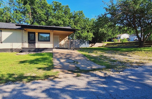 A 3-bedroom house in NE Fort Worth with WiFi, AC, and plenty of parking.