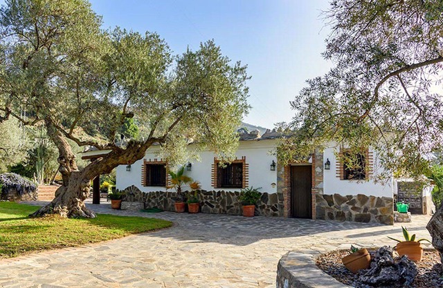 A beautiful country house in lovely gardens with 360 degree mountain views.