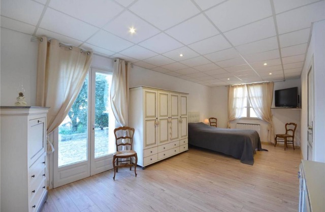 A BEAUTIFUL PROVENCAL NEST FACING THE LUBERON