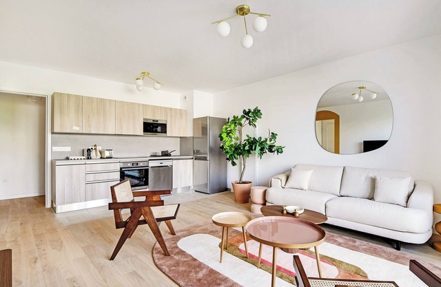 A Bright 3-BR/2BA in Clichy