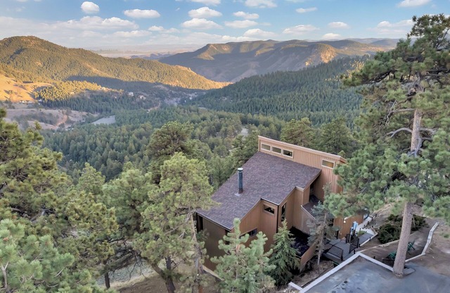 A Cabin in the Clouds: Peaceful Mountain Retreat w/Hot Tub & Spectacular Views!