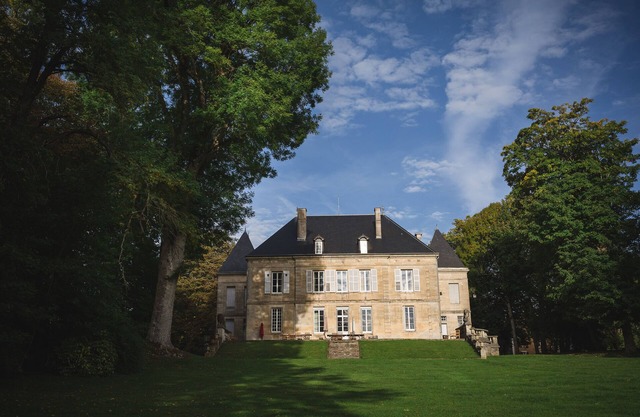 A castle/family house with charm and comfort in a large park
