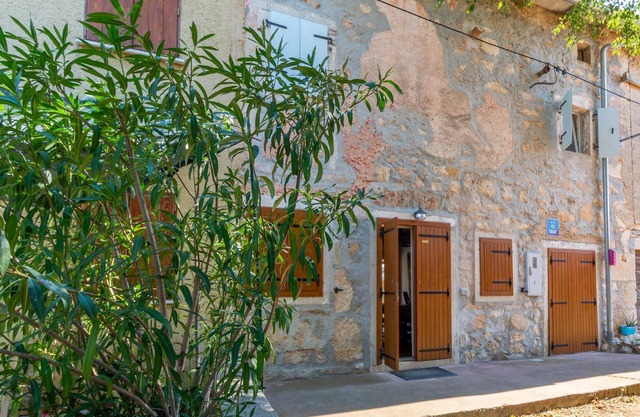 A charming Istrian terraced house with a pool in a quiet location awaits you.