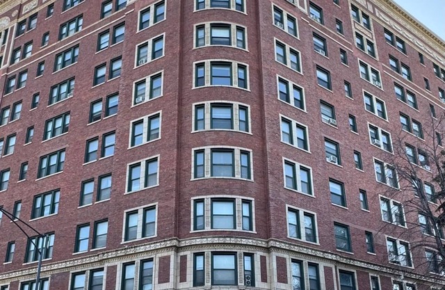 A Chic 8th Floor Studio Inside Vintage Style Building With Spectacular Lake View