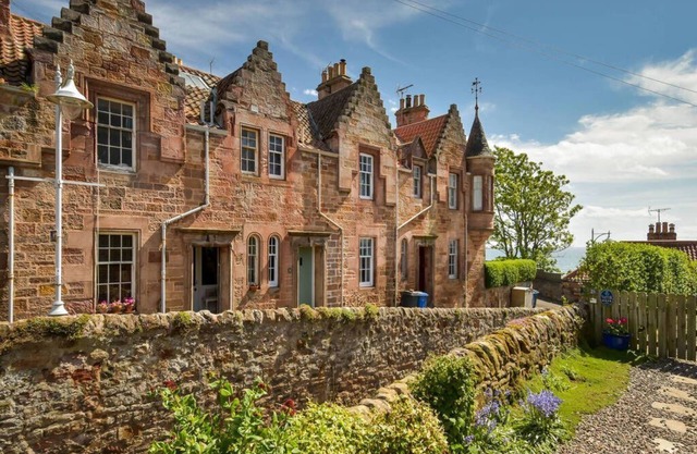 A coastal retreat just 100m from Crail Harbour