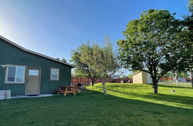 A comfortable retreat to relax. Amazing mountain-views & pet friendly.