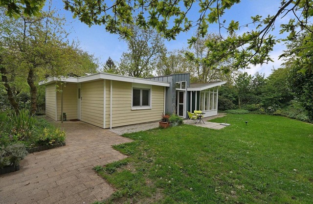 A comfortably furnished holiday home by the sea with a spacious garden and privacy for 6 people.